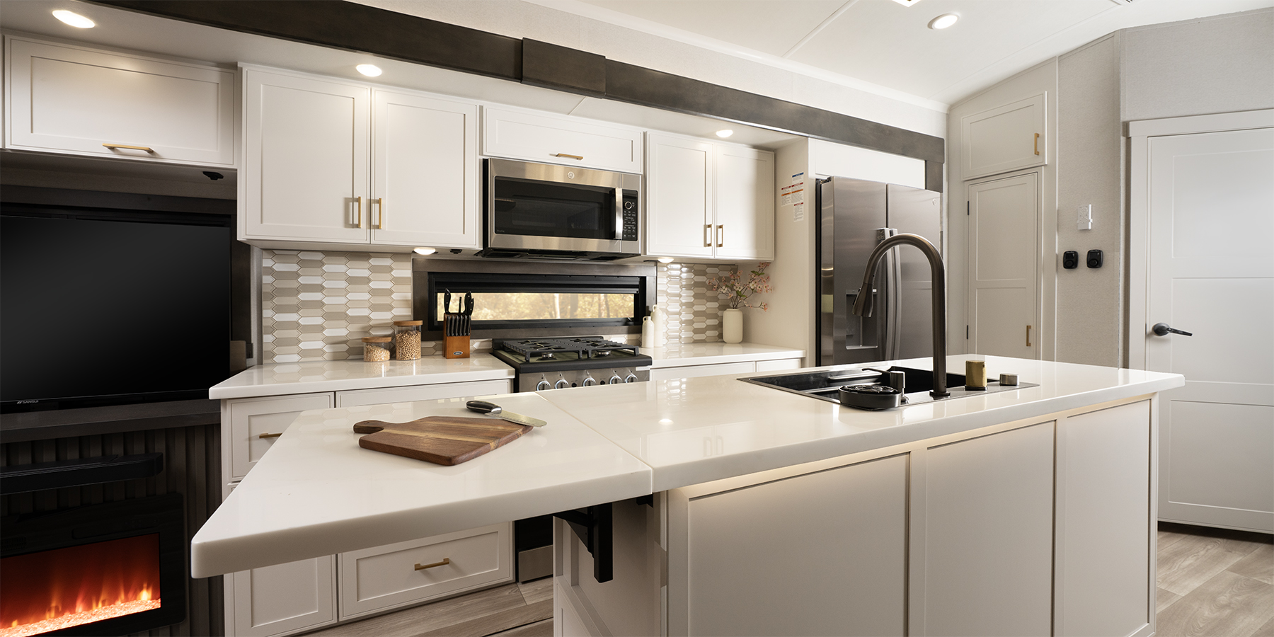 MY27_Mobile Suites 40FBRL_kitchen_WEB