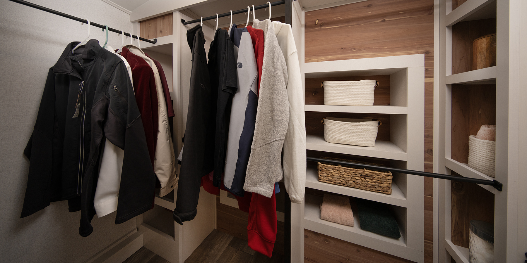 MY27_Mobile Suites_closet_WEB