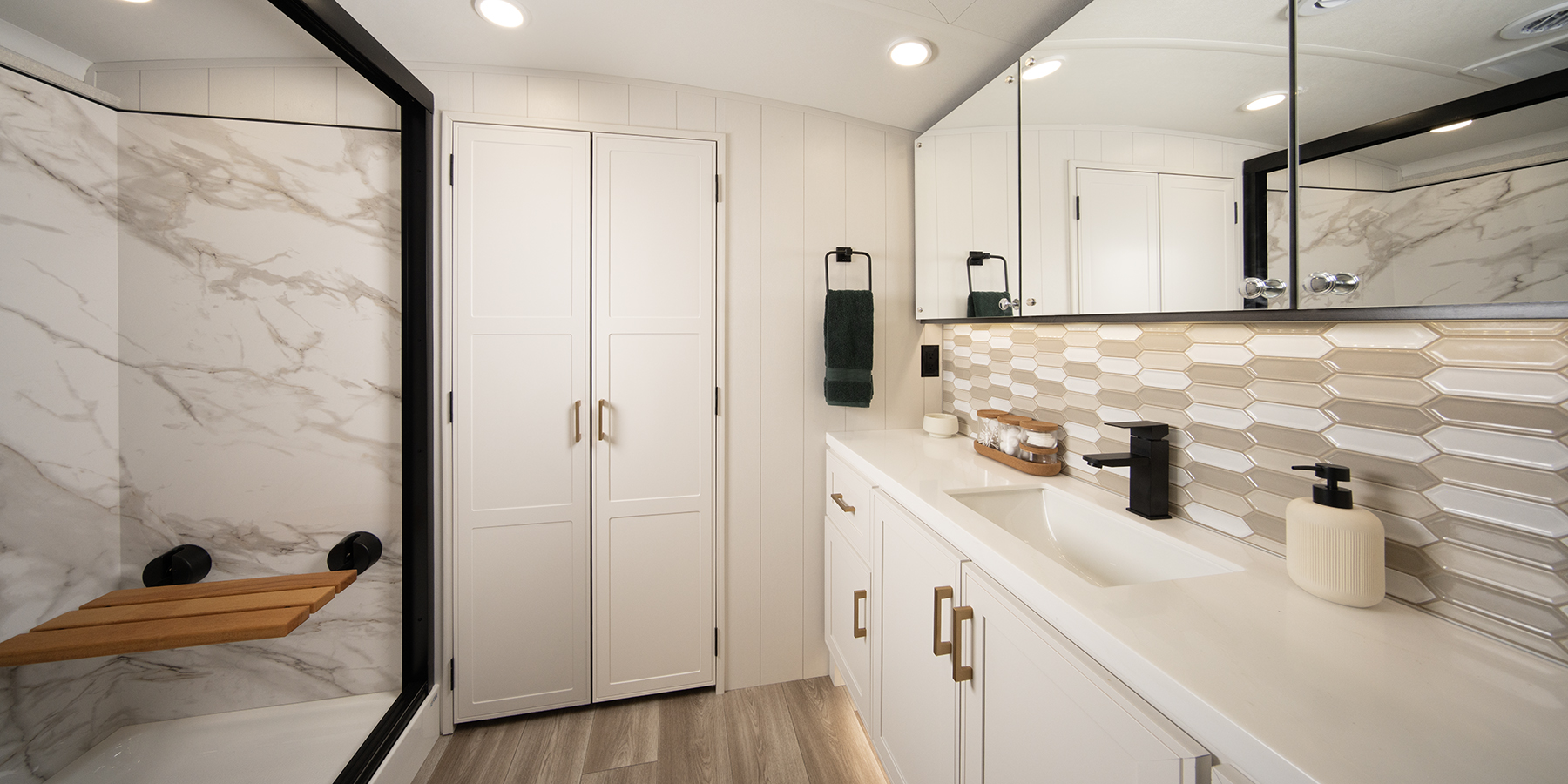 MY27_Mobile Suites_master bath_WEB